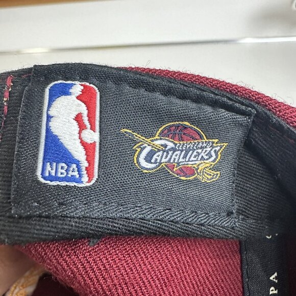 Cleveland Cavaliers NBA Cap Mitchell & Ness Snapback Flat Rainbow Stitched Bill - Picture 9 of 9